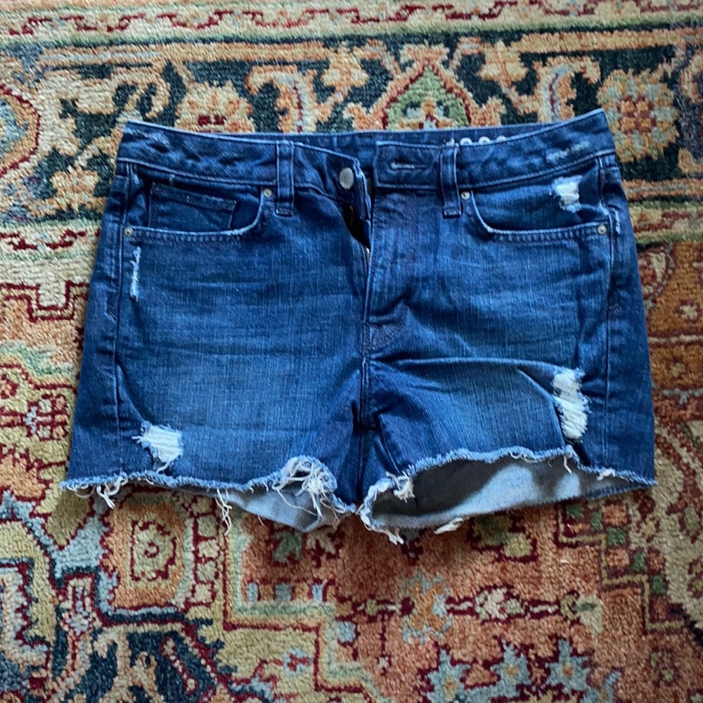 Distressed Gap slim cutoffs size 27